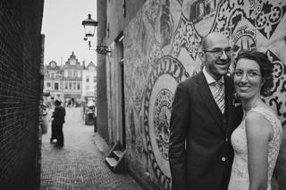 Bruidspaar Ilse en Robbert in karakteristieke straat De Lier, zwart-wit trouwreportage Boerderij Burgersdijk - Trouwshoot Ste