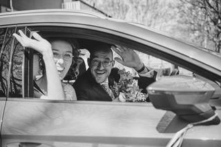 Bruidspaar Ilse en Robbert in trouwauto met boeket, vertrek naar receptie Boerderij Burgersdijk De Lier - Trouwshoot Stefan S