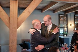 Bruidegom Robbert omhelst zijn vader tijdens trouwreceptie op Boerderij Burgersdijk De Lier, emotioneel moment trouwreportage