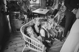 Bruidspaar Ilse en Robbert met kinderen in kinderwagen tijdens trouwreportage, boerderij Burgersdijk De Lier - Trouwshoot Ste