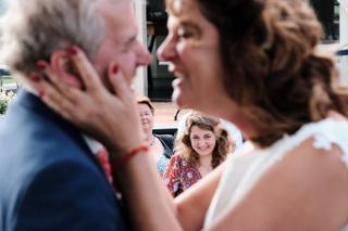 Bruidspaar Saskia en Pim omringd door vrolijke gasten op trouwdag De Knip Voorschoten, gezellige trouwreportage - Trouwshoot
