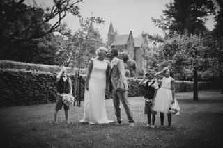 Bruidspaar Bas en Jooske kussen bij Witte Huis Loosdrecht, kinderen erbij, trouwreportage - Trouwshoot Stefan Segers