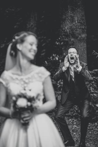 Bruidegom roept enthousiast naar bruid bij kasteel Duivenvoorde, emotionele trouwreportage - Trouwshoot Stefan Segers