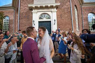 tijdens de bruiloft van Emmely en Tom bij Villa Ockenburg. Ceremonie in de kerk in 's-gravenzande - Trouwshoot Stefan Segers