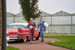 Emmely en Tom verlaten feestelijk in een klassieke rode auto Villa Ockenburgh met witte ballonnen - Trouwshoot Stefan Segers
