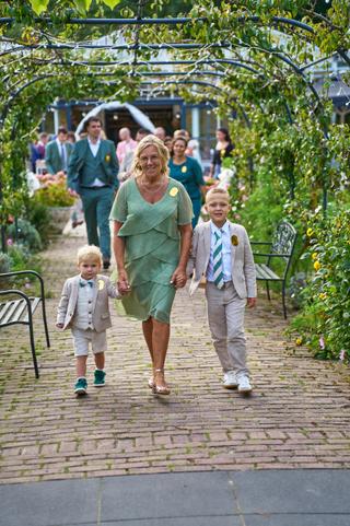 tijdens de bruiloft van Emmely en Tom bij Villa Ockenburg. Ceremonie in de kerk in 's-gravenzande - Trouwshoot Stefan Segers