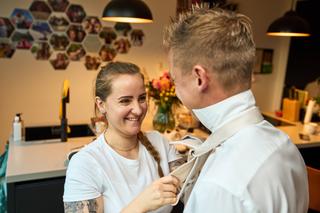 Karlijn en Glenn delen een moment vol vreugde en intimiteit bij Breezze in Vierpolders - Trouwshoot Stefan Segers