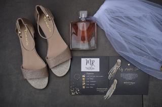 Bruidsstyling Michael en Regina met glitterschoenen, parfum, sieradendetail en trouwprogramma, trouwreportage Sodafabriek Sch