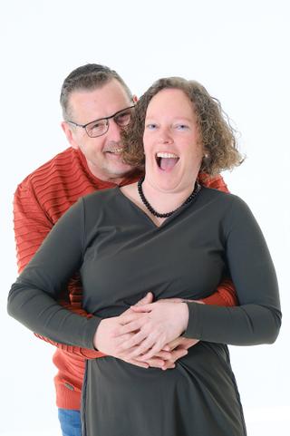 Gelukkig koppel omhelst elkaar lachend, loveshoot in Zoetermeer, koppelfotografie — Trouwshoot Stefan Segers