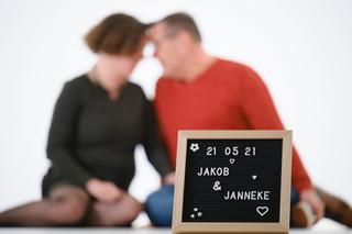 Verliefd koppel bij loveshoot in Zoetermeer, engagement fotografie met naambordje — Trouwshoot Stefan Segers