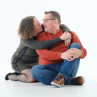 Verliefd stel zit dicht tegen elkaar in Zoetermeer, knuffelende loveshoot met warmte en intimiteit — Trouwshoot Stefan S