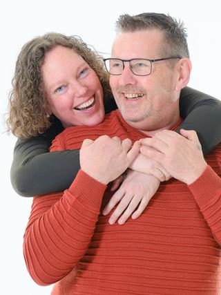 Gelukkig stel lacht samen in Zoetermeer, liefdevol moment voor engagement shoot, koppelfotografie — Trouwshoot Stefan Se