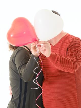 Stel met roze en witte hartballonnen bij loveshoot in Zoetermeer, speelse koppelfotografie — Trouwshoot Stefan Segers