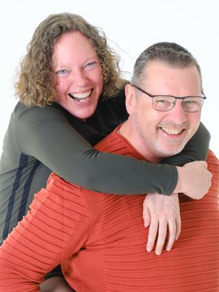 Verliefd koppel lacht samen tijdens loveshoot in Zoetermeer, spontane koppelfotografie — Trouwshoot Stefan Segers