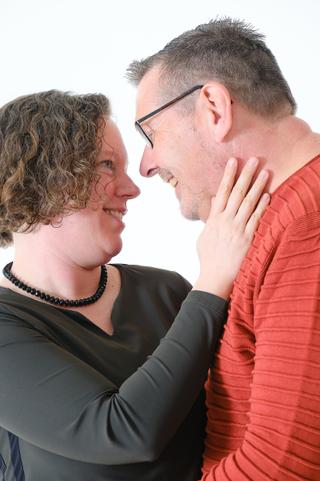 Verliefd koppel gezicht tegen gezicht tijdens loveshoot in Zoetermeer, koppelfotografie — Trouwshoot Stefan Segers