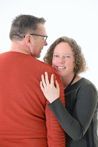 Gelukkig koppel uit Zoetermeer omhelsd elkaar tijdens loveshoot, engagement fotografie — Trouwshoot Stefan Segers