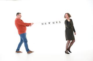 Vrolijk koppel houdt Mr Mrs slinger vast, loveshoot in Zoetermeer, koppelfotografie — Trouwshoot Stefan Segers