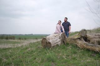 Koppel zit op omgevallen boom in natuurgebied Zoetermeer, loveshoot koppelfotografie — Trouwshoot Stefan Segers