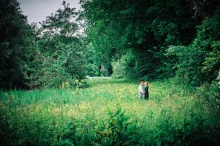 Koppel in groen weiland tussen bomen, intieme loveshoot in Zoetermeer — Trouwshoot Stefan Segers