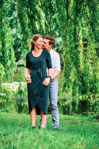 Verliefd koppel wandelt hand in hand onder groene wilg in Zoetermeer, loveshoot fotografie — Trouwshoot Stefan Segers