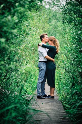 Verliefd stel kust elkaar in groene plantentunnel, loveshoot in Zoetermeer — Trouwshoot Stefan Segers