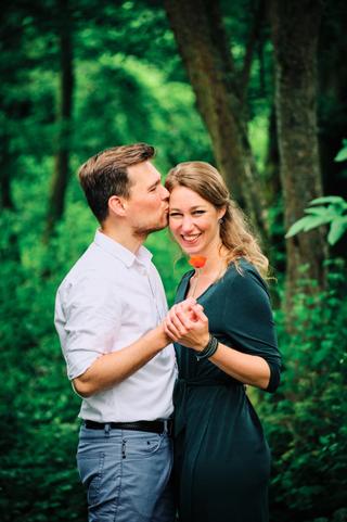 Verliefd koppel danst in bos bij Zoetermeer, loveshoot engagement fotografie — Trouwshoot Stefan Segers