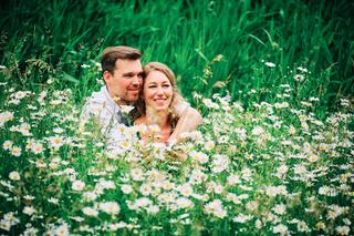 Verliefd koppel knuffelt in bloeiend madeliefveld in Zoetermeer, loveshoot fotografie — Trouwshoot Stefan Segers