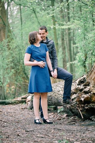 Verliefd koppel in bos bij Zoetermeer, loveshoot engagement fotografie — Trouwshoot Stefan Segers