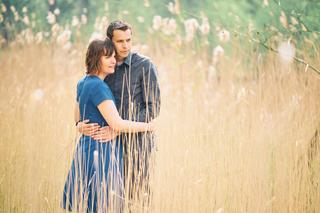 Stel in bloemveld omhelsd elkaar, loveshoot in Zoetermeer, romantic engagement fotografie — Trouwshoot Stefan Segers