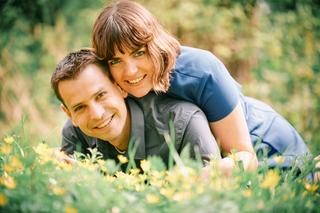 Verliefd stel in bloemenwei Zoetermeer, loveshoot met koppelfotografie — Trouwshoot Stefan Segers