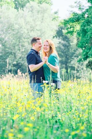 Verliefd stel danst in bloemenweide van Zoetermeer, loveshoot koppelfotografie — Trouwshoot Stefan Segers