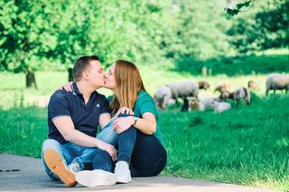 Koppel kust elkaar op landweg in Zoetermeer, loveshoot met groene natuur, engagement fotografie — Trouwshoot Stefan Sege