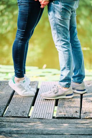 Verliefd koppel hand in hand op houten steiger in Zoetermeer, loveshoot engagement fotografie — Trouwshoot Stefan Segers