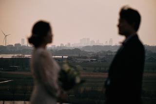 Bruidspaar kijkt naar skyline van Zoetermeer, loveshoot met stadssilhouet, koppelfotografie — Trouwshoot Stefan Segers