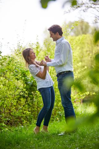 Stel in groene natuuromgeving hand in hand, loveshoot in Zoetermeer, verloven fotografie — Trouwshoot Stefan Segers