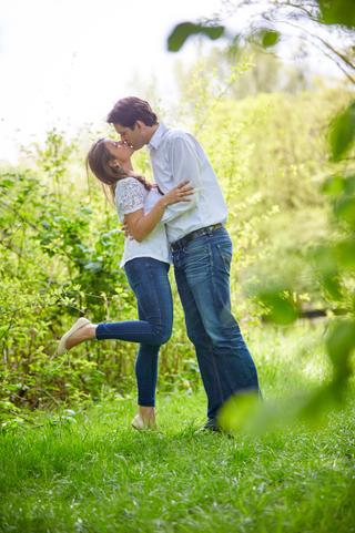 Verliefd koppel kust elkaar in groen park te Zoetermeer, romantische loveshoot — Trouwshoot Stefan Segers