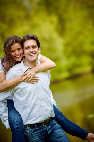 Verliefd stel speelt en lacht in groen park Zoetermeer, loveshoot koppelfotografie — Trouwshoot Stefan Segers