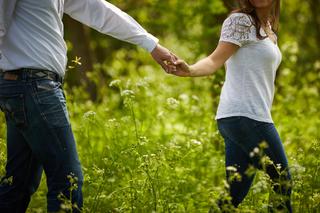 Verliefd stel hand in hand in bloeiend groen veld, loveshoot in Zoetermeer — Trouwshoot Stefan Segers