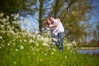 Verliefd koppel omhelst elkaar in bloeiend veld aan het water in Zoetermeer, loveshoot fotografie — Trouwshoot Stefan Se