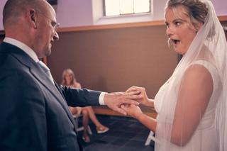 Bruid Elles en bruidegom Bram wisselen ringen uit in kerk, emotioneel moment trouwceremonie Het Dikke Torentje - Trouwshoot S