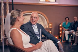 Bruidspaar Bram en Elles tijdens ceremonie in Het Dikke Torentje, bruidsegon draagt bruid, intieme trouwreportage - Trouwshoo