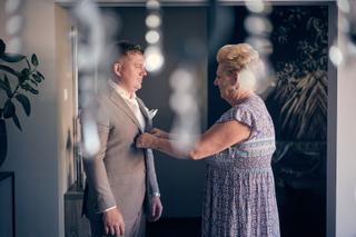 Bruidegom Jordy en moeder Jacky delen emotioneel moment bij Wantij Paviljoen Dortrecht, trouwceremonie - Trouwshoot Stefan Se