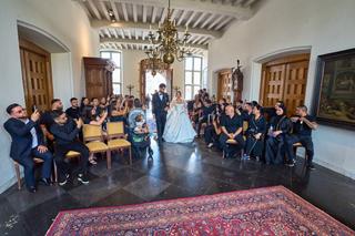 Bruid en bruidegom wandelen door het stadhuis tijdens ceremonie, gasten applaudisseren - Trouwshoot Stefan Segers