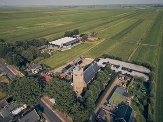 Luchtfoto van Het Dikke Torentje met trouwlocatie: kerk, landgoed en groene velden - Trouwshoot Stefan Segers