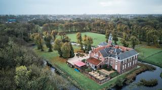 Landhuisje omgeven door weilanden en bos in herfstsfeer, gezien vanuit de drone - Trouwshoot Stefan Segers