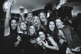 Bruidegom Jasper en bruid Merel vieren feest met vriendinnen, champagne toasten op trouwreceptie Tropicana - Trouwshoot Stefa