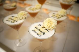 Elegante cocktails met gele rozen en trouwdatum op glas, bruidsfeest - Trouwshoot Stefan Segers