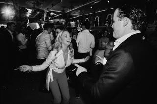 Bruidspaar danst vrolijk op bruidsfeest, trouwreportage feestfotografie in elegant zalencomplex - Trouwshoot Stefan Segers