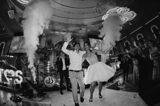 Bruidspaar danst uitgelaten op feest met confetti en rook effect, trouwreportage partyfotografie - Trouwshoot Stefan Segers