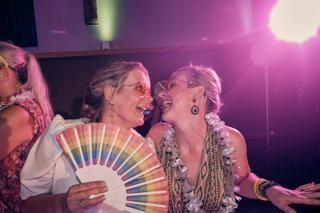 Bruidsgasten feesten uitbundig op trouwfeest Bram en Elles, regenboogwaaier en roze discolicht, Het Dikke Torentje - Trouwsho